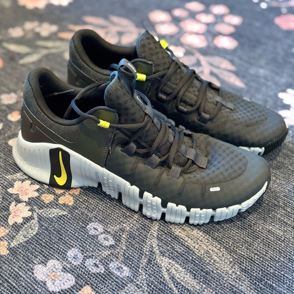 Nike Men's Black and Yellow Athletic Shoes
